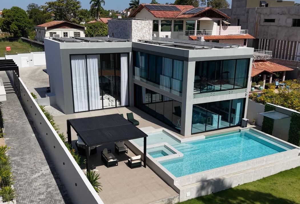 Ambiente corporativo com fachada envidraçada e esquadrias executadas pela Gessoraima