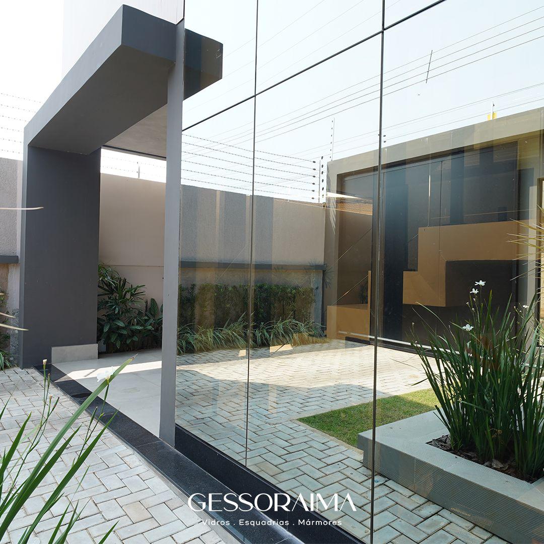 Fachada residencial com grandes panos de vidro