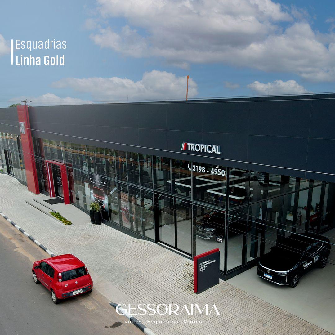 Fachada comercial revestida em vidro