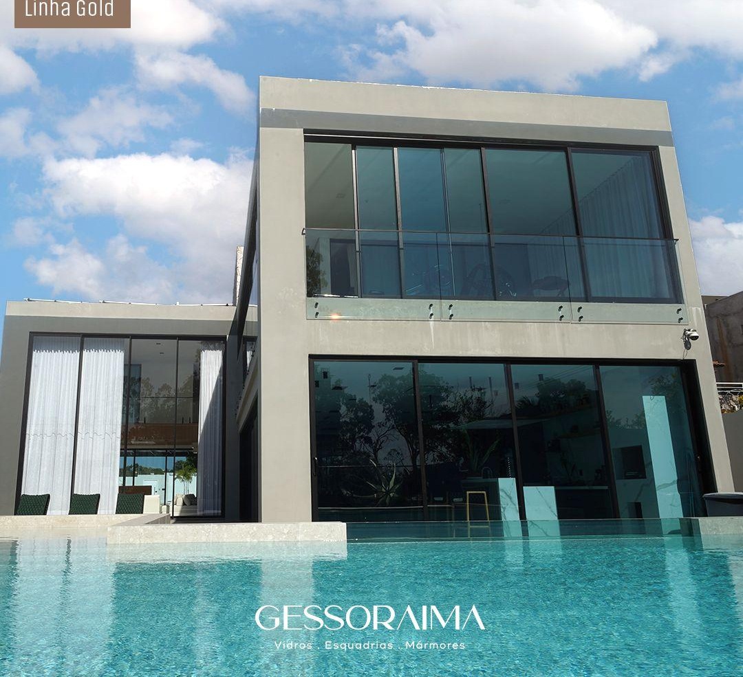 Residência contemporânea com grandes aberturas envidraçadas