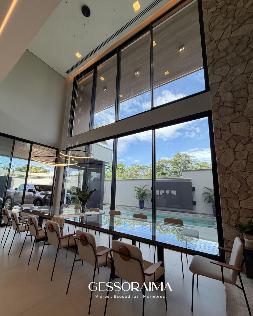 Sala com painéis de vidro e escada, projeto executado pela Gessoraima